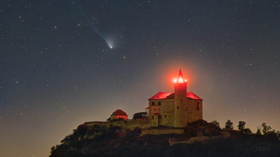 آسمان شب، شاهکاری از طبیعت: دنباله‌دار و قلعه