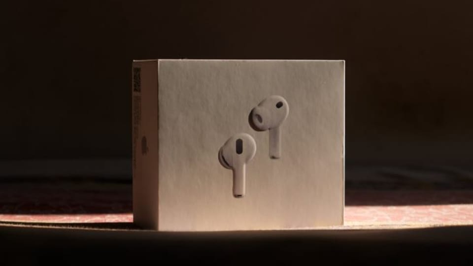 بررسی AirPods Pro 3؛ عملکرد درخشان در حذف نویز، اما نه در راحتی