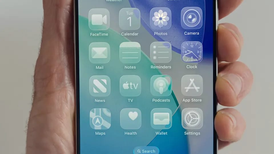 تحول آیفون با iOS 26 و طراحی "شیشه مایع": هر آنچه باید بدانید