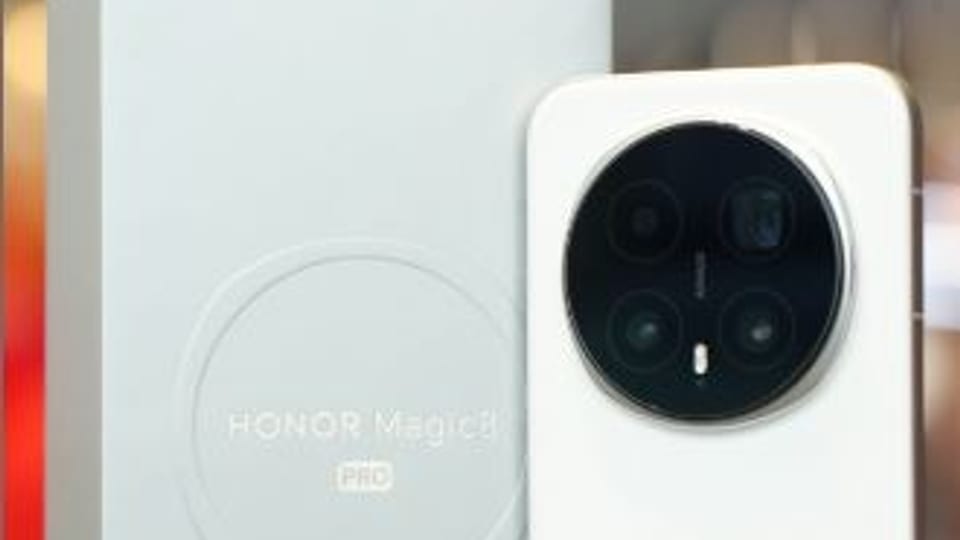 نخستین تصاویر فاششده Honor Magic8 Pro؛ پرچمدار آنر در رنگ سفید دیده شد