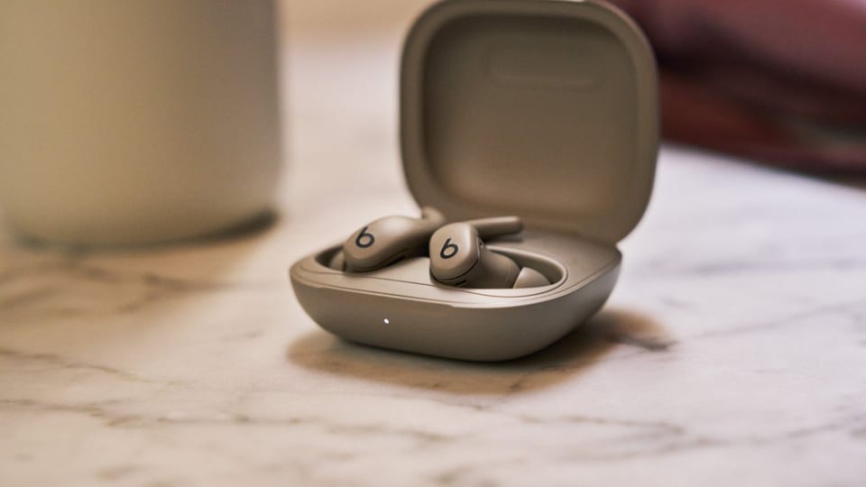 Beats از هدفون Powerbeats Fit مخصوص ورزشکاران رونمایی کرد؛ طراحی بالشکل و ۳۰ ساعت شارژ