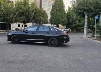 افزایش قیمت ارز، شوک جدید به بازار خودرو؛ احتمال افزایش 25 درصدی قیمت خودروها تغییرات اخیر در بازار ارز، به‌ویژه جایگزینی ارز نیمایی با ارز توافقی و افزایش قابل توجه نرخ ارز، تأثیرات گسترده‌ای بر صنایع مختلف، از جمله صنعت خودرو گذاشته است. کارشناسان معتقدند این تغییرات می‌تواند به افزایش چشمگیر قیمت خودروها منجر شود. افزایش هزینه‌های تولید، افزایش قیمت خودروها را در پی دارد «محمدرضا نجفی‌منش»، عضو هیئت نمایندگان اتاق بازرگانی ایران، در گفتگویی با خبرگزاری ایلنا، از افزایش حدود 25 درصدی قیمت خودروها خبر داده است. به گفته وی، افزایش قیمت ارز توافقی که برای واردات قطعات خودرو استفاده می‌شود، هزینه‌های تولید را به‌شدت افزایش داده و خودروسازان ناچار به افزایش قیمت محصولات خود هستند. تفاوت قیمت ارز نیمایی و توافقی و تأثیر آن بر قیمت خودرو قیمت ارز توافقی که در حال حاضر به خودروسازان اختصاص می‌یابد، حدود 50 درصد بیشتر از قیمت ارز نیمایی است. این بدان معناست که خودروسازان برای خرید قطعات، باید هزینه بسیار بیشتری پرداخت کنند. این افزایش هزینه‌ها به‌طور مستقیم بر قیمت تمام‌شده خودرو تأثیر گذاشته و منجر به افزایش قیمت نهایی برای مصرف‌کننده می‌شود. درخواست مجدد خودروسازان برای افزایش قیمت با توجه به افزایش هزینه‌های تولید و بی‌اثر شدن افزایش قیمت قبلی خودروها در پی افزایش نرخ ارز، انتظار می‌رود خودروسازان در آینده نزدیک درخواست مجوز افزایش قیمت جدیدی را ارائه دهند. برخی کارشناسان پیش‌بینی می‌کنند که این درخواست‌ها ممکن است در فروردین 1404 مطرح شود. تأثیر افزایش قیمت ارز بر بازار خودروهای مونتاژی افزایش قیمت ارز به‌ویژه بر بازار خودروهای مونتاژی تأثیرگذار بوده است. قیمت این خودروها در هفته‌های اخیر افزایش قابل توجهی داشته و حتی قیمت برخی از آنها از نرخ رسمی کارخانه نیز فراتر رفته است. همچنین، خودروهایی مانند شاهین که عرضه محدودی دارند، با افزایش قیمت شدیدتری روبرو شده‌اند. رکود بازار خودرو و تغییر مسیر سرمایه‌گذاران با وجود افزایش قیمت خودرو، بازار همچنان در رکود به سر می‌برد. سرمایه‌گذاران به دلیل عدم اطمینان از آینده بازار و نوسانات شدید قیمت، تمایل کمتری به سرمایه‌گذاری در این بازار نشان می‌دهند و ترجیح می‌دهند سرمایه خود را به بازارهای دیگر منتقل کنند. نتیجه‌گیری تغییرات اخیر در بازار ارز و افزایش هزینه‌های تولید، صنعت خودرو را با چالش‌های جدی مواجه کرده است. افزایش قیمت خودروها، علاوه بر افزایش هزینه‌های زندگی برای مردم، می‌تواند به کاهش قدرت خرید و کاهش تقاضا در این بازار منجر شود. از سوی دیگر، رکود بازار خودرو نیز می‌تواند بر تولید و اشتغال در این صنعت تأثیر منفی بگذارد.