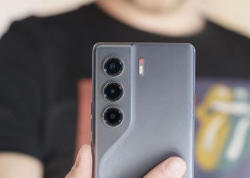 با Tecno Camon 40 Pro 5G، آینده در دستان شماست: جعبه‌گشایی یک شاهکار!