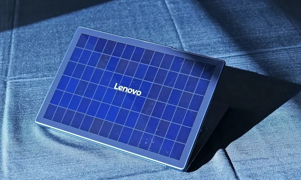 لنوو در کنگره جهانی موبایل 2025 از دو طرح مفهومی جذاب رونمایی کرد: لپ‌تاپ ThinkBook Flip با نمایشگر تاشو و لپ‌تاپ Yoga Solar با پنل خورشیدی. این طرح‌ها نشان‌دهنده نوآوری و تلاش لنوو برای ارائه محصولاتی با قابلیت‌های جدید و کاربردی هستند. متن بازنویسی شده شرکت لنوو، که همواره به ارائه محصولات نوآورانه و خلاقانه مشهور است، در کنگره جهانی موبایل 2025 بارسلون، دو طرح مفهومی جدید و جذاب را به نمایش گذاشت. این طرح‌ها شامل لپ‌تاپ ThinkBook Flip با نمایشگر تاشو و لپ‌تاپ Yoga Solar با پنل خورشیدی می‌شوند. لپ‌تاپ ThinkBook Flip لنوو یکی از محصولات جذاب لنوو در نمایشگاه MWC 2025، مدل ThinkBook Flip است. هدف از طراحی این لپ‌تاپ، ارائه فضای عمودی بیشتر به کاربران هنگام کار با دستگاه است. این امر با نمایشگر 18.1 اینچی عمودی لپ‌تاپ لنوو محقق می‌شود که از خم کردن گردن برای مشاهده بالای نمایشگر جلوگیری می‌کند. لپ‌تاپ ThinkBook Flip در حالت عادی یک لپ‌تاپ 13 اینچی است، اما با باز کردن نمایشگر لمسی OLED تاشو، اندازه آن به 18 اینچ با نسبت تصویر 4:6 افزایش می‌یابد. همچنین، کاربران می‌توانند نمایشگر را به بیرون تا کنند تا فرد مقابل نیز نمایشگر دوم را مشاهده کند. این ویژگی برای ارائه در جلسات بسیار کاربردی است. لپ‌تاپ ThinkBook Flip با وجود قابلیت‌های خاص خود، ضخامت کمی دارد و اندکی بیشتر از مک‌بوک پرو است. لنوو هنوز برنامه‌ای برای تولید این کانسپت اعلام نکرده است، اما تأیید کرده است که این نمونه از تراشه Core Ultra 7 اینتل با 32 گیگابایت رم پشتیبانی می‌کند. لپ‌تاپ Yoga Solar با پنل خورشیدی لپ‌تاپ Yoga Solar با پنل‌های خورشیدی روی در خود، برای کاربرانی که به استفاده از لپ‌تاپ در فضای باز علاقه‌مند هستند، طراحی شده است. لنوو ادعا می‌کند که نرخ تبدیل انرژی خورشیدی این لپ‌تاپ بیش از 24 درصد است که رقمی قابل توجه محسوب می‌شود. این لپ‌تاپ با نور محیطی مصنوعی نیز شارژ می‌شود، اما بهترین عملکرد آن در نور طبیعی خورشید است. لنوو با استفاده از فناوری «Back Contact Cell» جذب نور را به حداکثر رسانده است. بر اساس ادعای این شرکت، 20 دقیقه قرار گرفتن Yoga Solar در معرض نور خورشید، انرژی مورد نیاز برای یک ساعت پخش ویدیو را تأمین می‌کند. همچنین، این لپ‌تاپ حتی در نور کم نیز مقداری انرژی تولید می‌کند تا در زمان عدم استفاده، شارژ باتری آن کاهش نیابد. لنوو با ضخامت 15 میلی‌متری Yoga Solar، آن را «اولین کامپیوتر بسیار باریک با انرژی خورشیدی در جهان» می‌نامد. علاوه بر این دو لپ‌تاپ، لنوو از طرحی مفهومی برای استفاده از لوازم جانبی در لپ‌تاپ‌ها نیز رونمایی کرده است که به کاربران امکان می‌دهد دو نمایشگر اضافی را در اطراف نمایشگر اصلی لپ‌تاپ ThinkBook خود اضافه کنند.