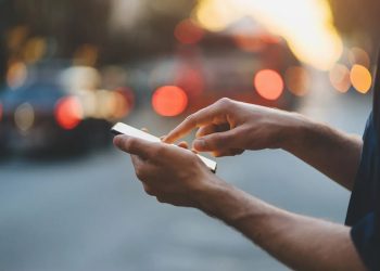 اشتراک بدون تبلیغات فیس‌بوک و اینستاگرام به بریتانیا رسید؛ متا چگونه کاربران را قانع می‌کند
