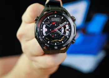 Huawei Watch Ultimate 2 بررسی شد: نمایشگر ۳۵۰۰ نیت، ارتباط زیرآبی و مقاومت تا عمق ۱۵۰ متر