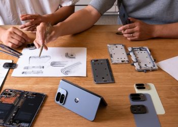 Pixel 10 Pro Fold و راز لولای بدون چرخ‌دنده؛ گوگل نحوه رسیدن به IP68 و طراحی نازک را توضیح می‌دهد
