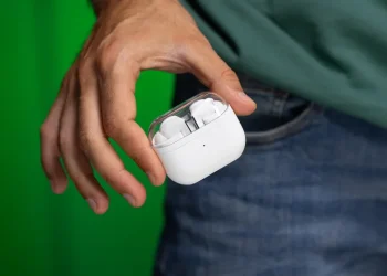 تحول در طراحی Galaxy Buds 4؛ آیا سامسونگ با طرح مثلثی خداحافظی می‌کند؟ تصاویر جدید از بازطراحی کامل خبر می‌دهند