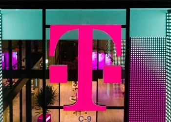 FCC به T-Mobile هشدار داد؛ فرصت تا سه‌ماهه اول ۲۰۲۶ برای فعال کردن فرکانس ۳.۴۵ گیگاهرتز