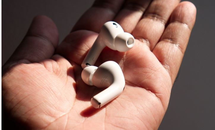 بررسی AirPods Pro 3؛ عملکرد درخشان در حذف نویز، اما نه در راحتی