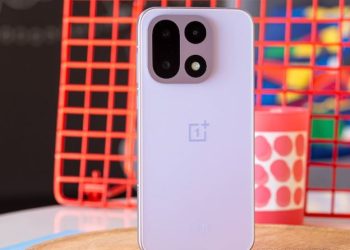 آغاز پیش‌فروش OnePlus 15 در آمریکا با هدایای محدود پس از رفع محدودیت FCC