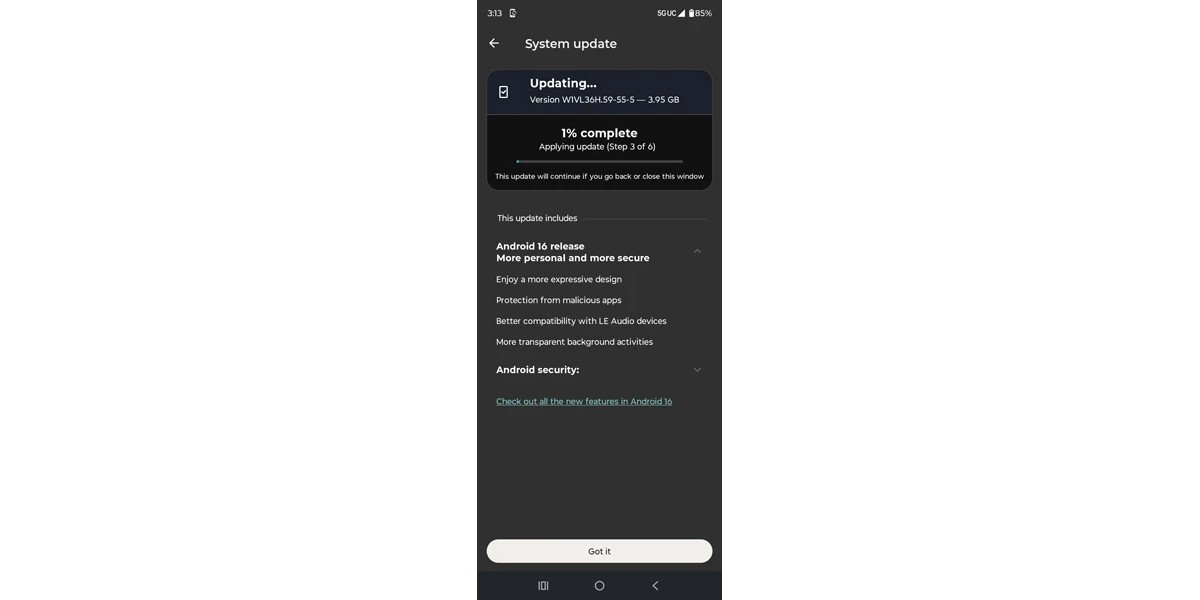 بالاخره اندروید ۱۶ برای تاشوهای موتورولا در آمریکا رسید؛ اما با تأخیری ناامیدکننده! در حالی که گوگل همین چند روز پیش اولین نسخه بتای اندروید ۱۷ را منتشر کرد، شرکت موتورولا تازه شروع به عرضه نسخه پایدار اندروید ۱۶ برای پرچمداران تاشوی خود یعنی Razr 2025 و Razr Ultra 2025 (که در بازارهای جهانی با نام ریزر ۶۰ و ۶۰ اولترا شناخته میشوند) در ایالات متحده کرده است. تأخیر موتورولا؛ سنتی که همچنان باقیست اگرچه گوگل اندروید ۱۶ را در ژوئن سال گذشته (خرداد ۱۴۰۴) منتشر کرده بود، موتورولا با حدود ۸ ماه تأخیر این آپدیت را به دست کاربران آمریکایی خود رسانده است. این در حالی است که نسخههای مخصوص اروپا و هندِ این گوشیها، ماهها پیش این بهروزرسانی را دریافت کرده بودند. جزئیات آپدیت برای کاربران T-Mobile و Verizon اگر از کاربران اپراتورهای تی-موبایل یا ورایزن در آمریکا هستید، بهزودی اعلان این بهروزرسانی ۴ گیگابایتی را دریافت خواهید کرد. مشخصات فنی این بیلد جدید به شرح زیر است: نسخه مخصوص Razr 2025 (ورایزن): W1UC36H.96-35-1 نسخه مخصوص Razr Ultra 2025 (ورایزن): W1VL36H.59-55-5 وصله امنیتی: دسامبر ۲۰۲۵ (که نشان میدهد حتی وصله امنیتی هم کاملاً بهروز نیست). ویژگیهای کلیدی اندروید ۱۶ در گوشیهای ریزر: طراحی Expressive: تغییرات ظاهری در رابط کاربری برای تجربهای مدرنتر. قابلیت Notification Cooldown: کاهش خودکار صدای نوتیفیکیشنهای مکرر از یک اپلیکیشن خاص برای جلوگیری از مزاحمت. اشتراکگذاری آسان هاتسپات: اتصال به هاتسپات دستگاههای دیگر بدون نیاز به رمز عبور (در صورت استفاده از یک حساب گوگل واحد). بهبودهای صوتی: سازگاری بهتر با دستگاههای دارای تکنولوژی Bluetooth LE Audio و سمعکهای هوشمند. ثبات سیستم: بهینهسازی عملکرد باتری و رفع باگهای گزارش شده در نسخههای قبلی. نکات مهم قبل از نصب: با توجه به حجم ۴ گیگابایتی فایل، حتماً از اینترنت وایفای پایدار استفاده کنید و شارژ گوشی خود را بالای ۵۰ درصد نگه دارید. لازم به ذکر است که این آپدیت به صورت مرحلهای عرضه میشود و ممکن است چند روز طول بکشد تا برای تمامی کاربران فعال شود. نکته فنی: علیرغم تأخیر در عرضه، اندروید ۱۶ اولین بهروزرسانی بزرگ از مجموع سه آپدیت وعده داده شده برای سری ریزر ۲۰۲۵ است؛ بنابراین کاربران این گوشیها در آینده اندروید ۱۷ و ۱۸ را نیز تجربه خواهند کرد.