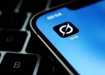 استخدام غیرمعمول xAI: دنبال نویسندگان برنده اسکار با حقوق پایین